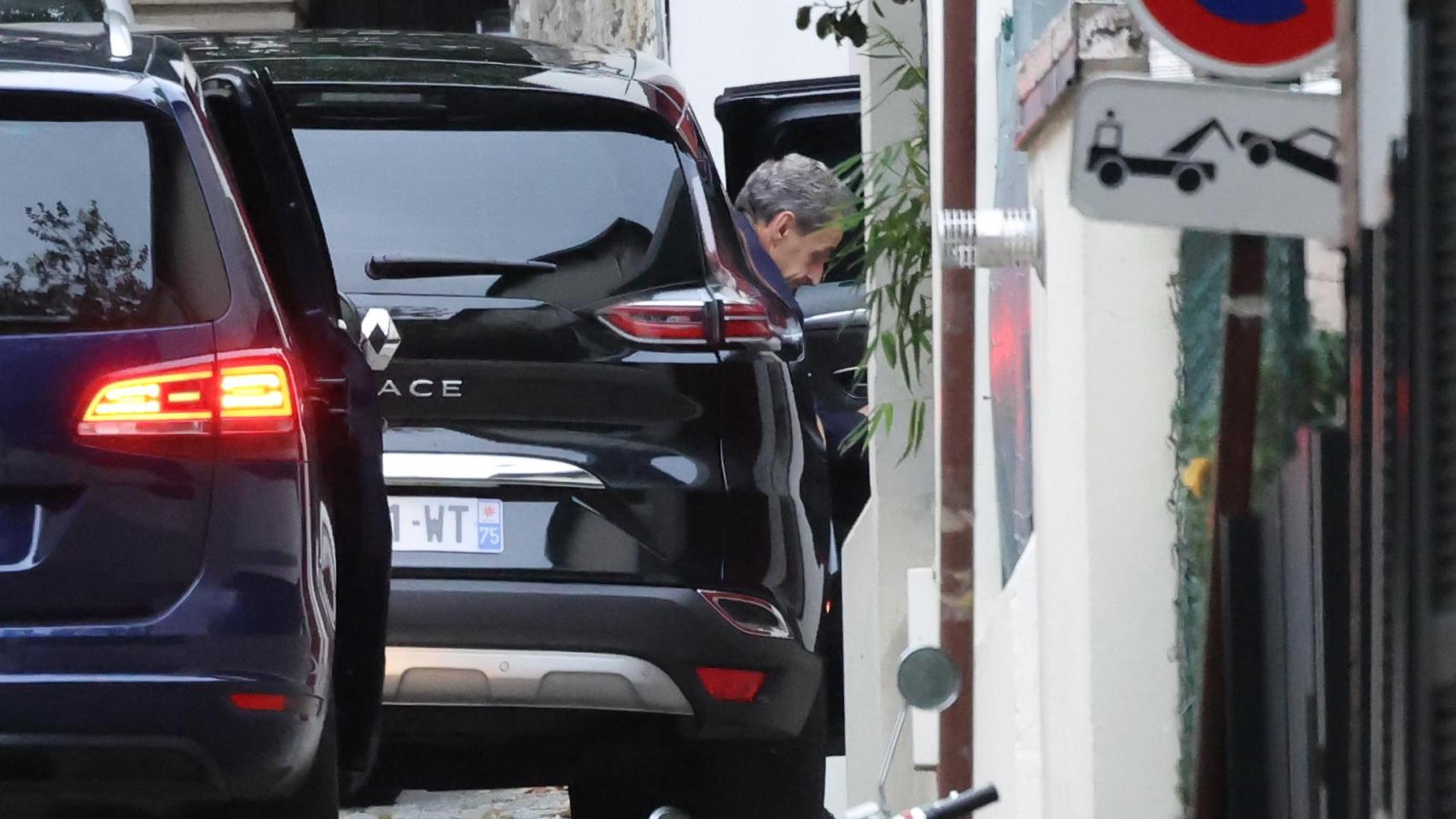 Nicolas Sarkozy llega a su lujosa mansión de París arropado por Carla Bruni y por todos sus hijos tras su salida de prisión
