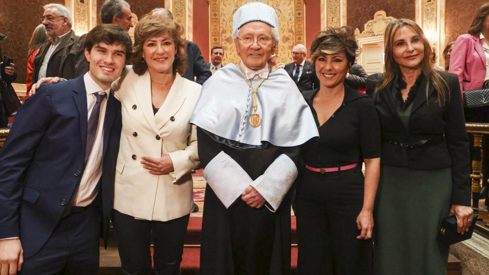 de su mujer y donante de riñón, Ángela, a su hijo ingeniero de 23 años