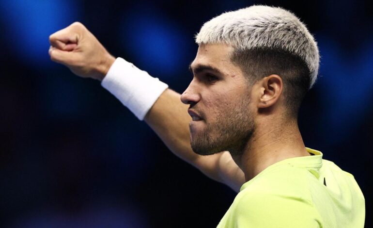 Carlos Alcaraz resucita ante Taylor Fritz en un partido eléctrico y da un paso de gigante en las ATP Finals