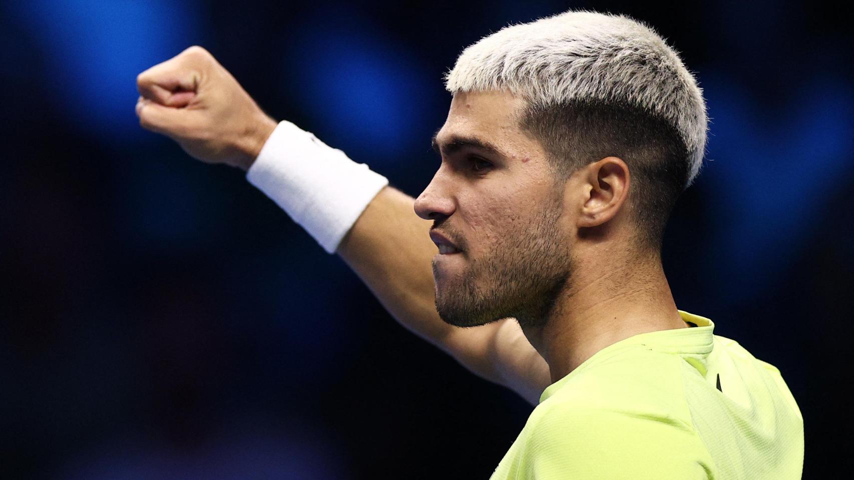 Carlos Alcaraz resucita ante Taylor Fritz en un partido eléctrico y da un paso de gigante en las ATP Finals