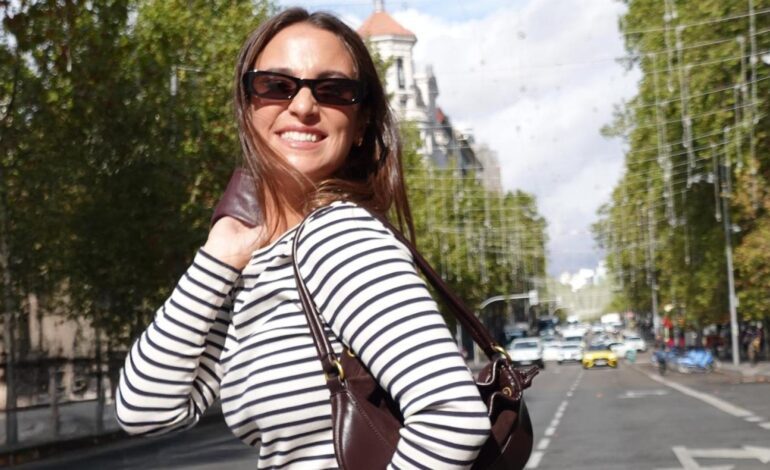 Ficha el nuevo vaquero bicolor de Marta Pombo y da un giro radical a tus ‘looks’ más básicos