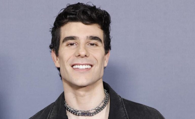 Imágenes del día: la cita de Javier Calvo con un grupo de amigos 24 horas después de conocerse su ruptura con Javier Ambrossi