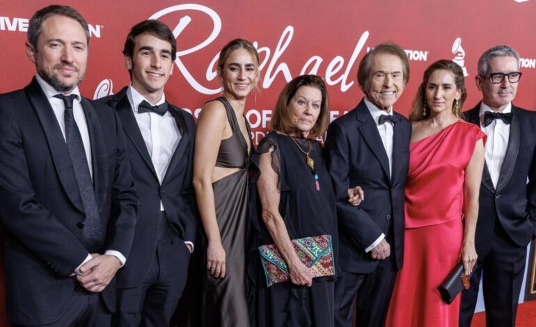 Raphael, arropado por su familia y amigos, recibe muy emocionado el premio Persona del año en los Latin Grammy