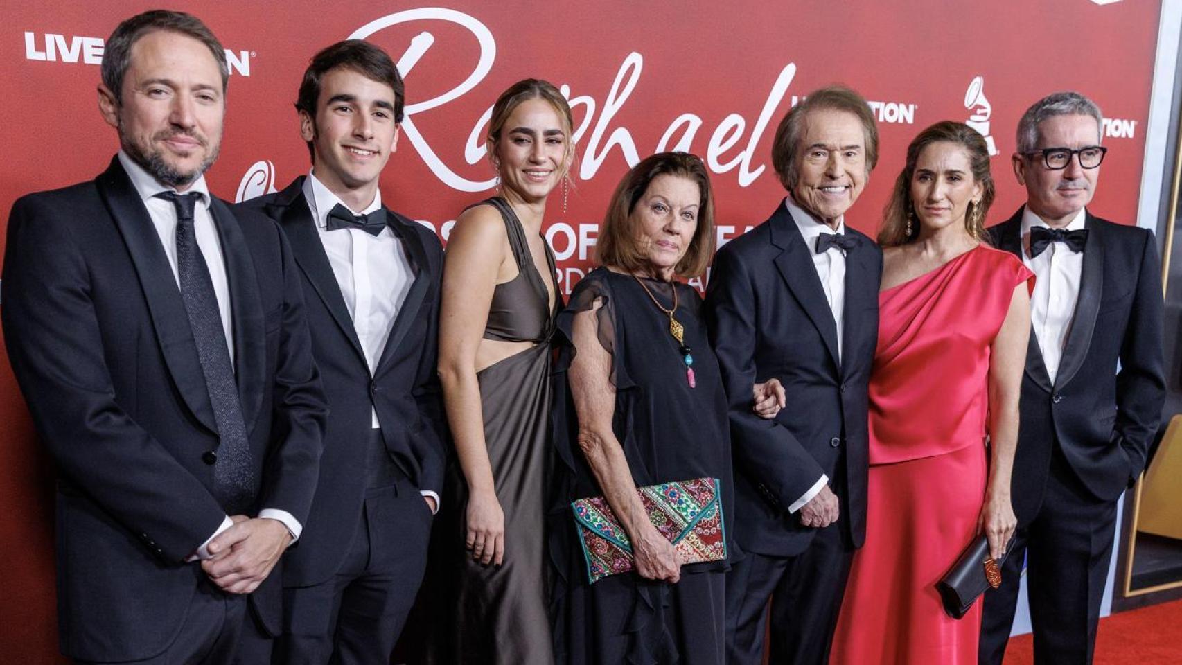 Raphael, arropado por su familia y amigos, recibe muy emocionado el premio Persona del año en los Latin Grammy