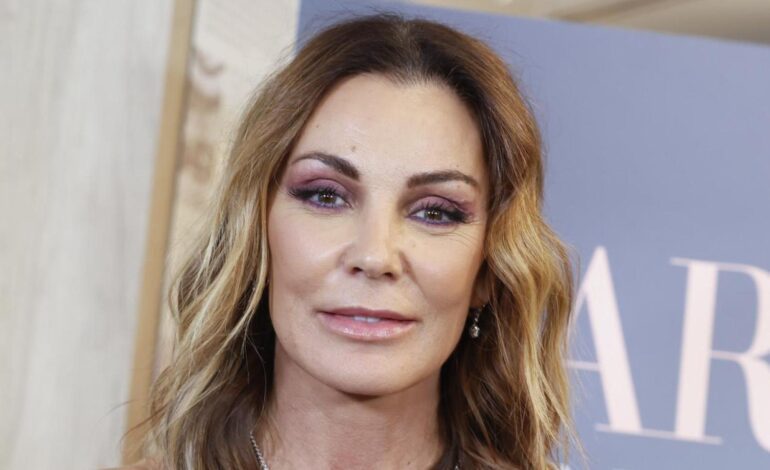 Mar Flores lo sabe y lo combina con pantalones de piel