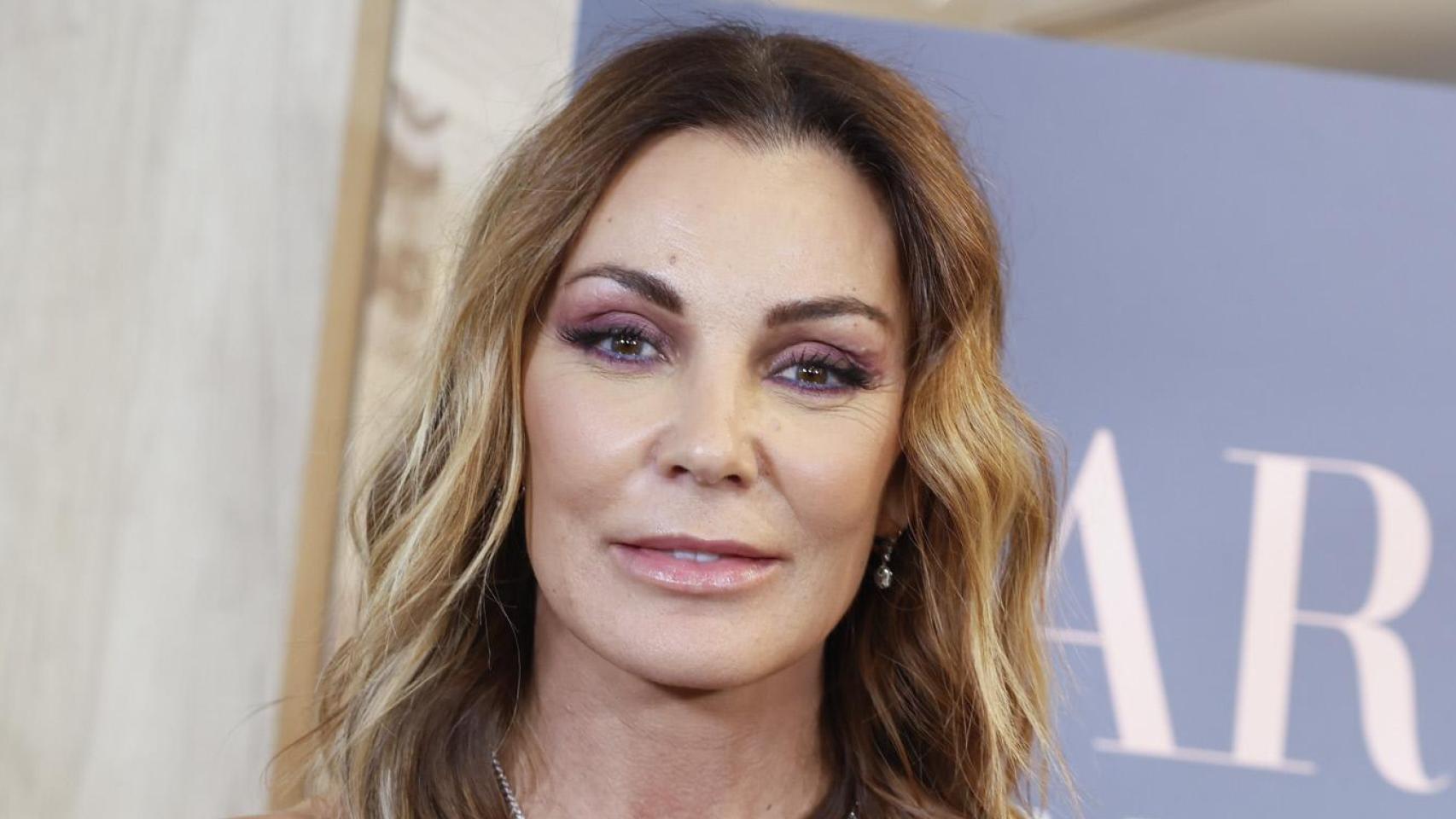 Mar Flores lo sabe y lo combina con pantalones de piel