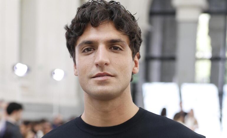 Tomás Páramo tiene el abrigo de Gant que te convertirá en el más elegante