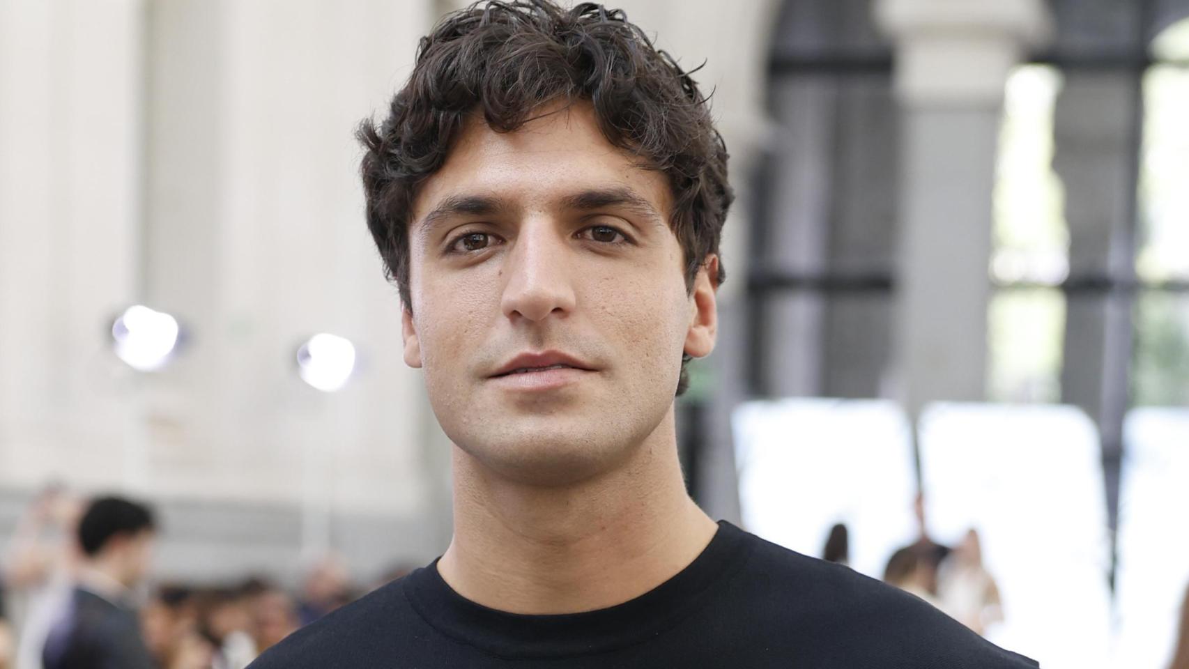 Tomás Páramo tiene el abrigo de Gant que te convertirá en el más elegante