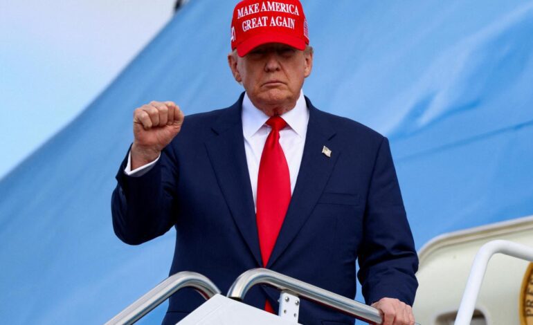 El silencio de Bannon y Musk da oxígeno a un Trump arrinconado por las nuevas revelaciones del ‘caso Epstein’