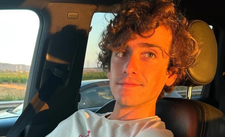 Quién es Guitarricadelafuente, el actor que trabaja en la nueva película de Javier Calvo y ha forjado una gran amistad con él