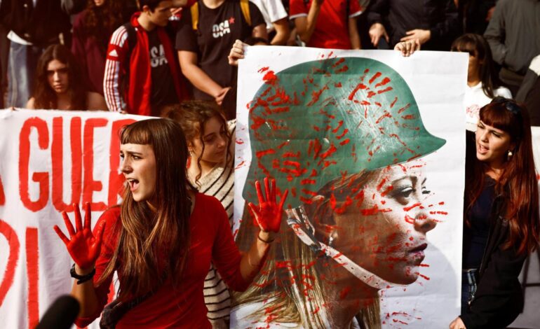 miles de estudiantes se echan a la calle en 50 ciudades de Italia contra los recortes, la represión e Israel