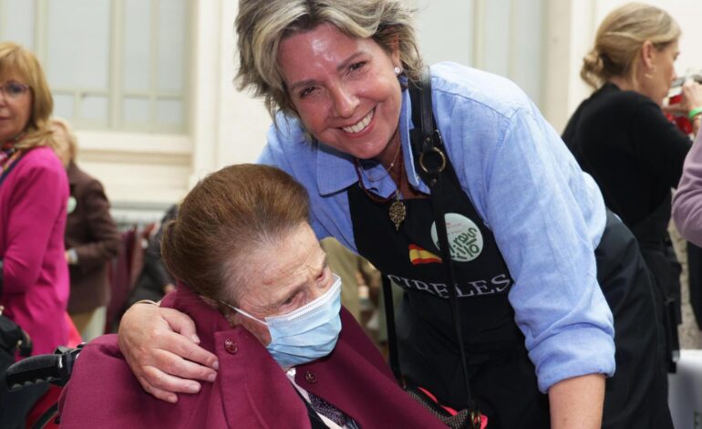 La infanta Margarita reaparece con mascarilla tras su ingreso en la UCI por neumonía