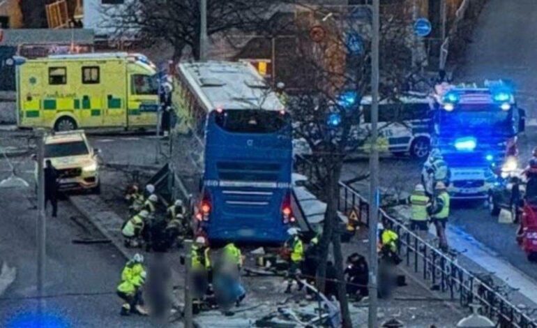 Varias personas mueren y otras resultan heridas tras arrollar un bus una parada de pasajeros en el centro de Estocolmo