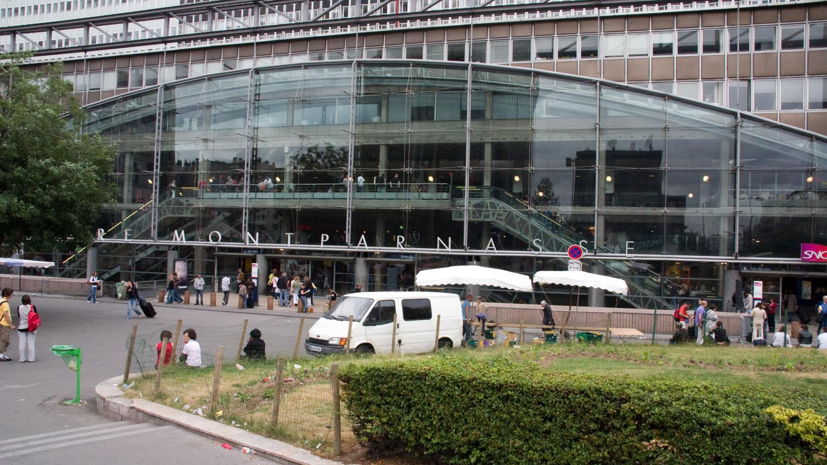 La policía tirotea a un hombre que amenazaba con un cuchillo en una estación de París