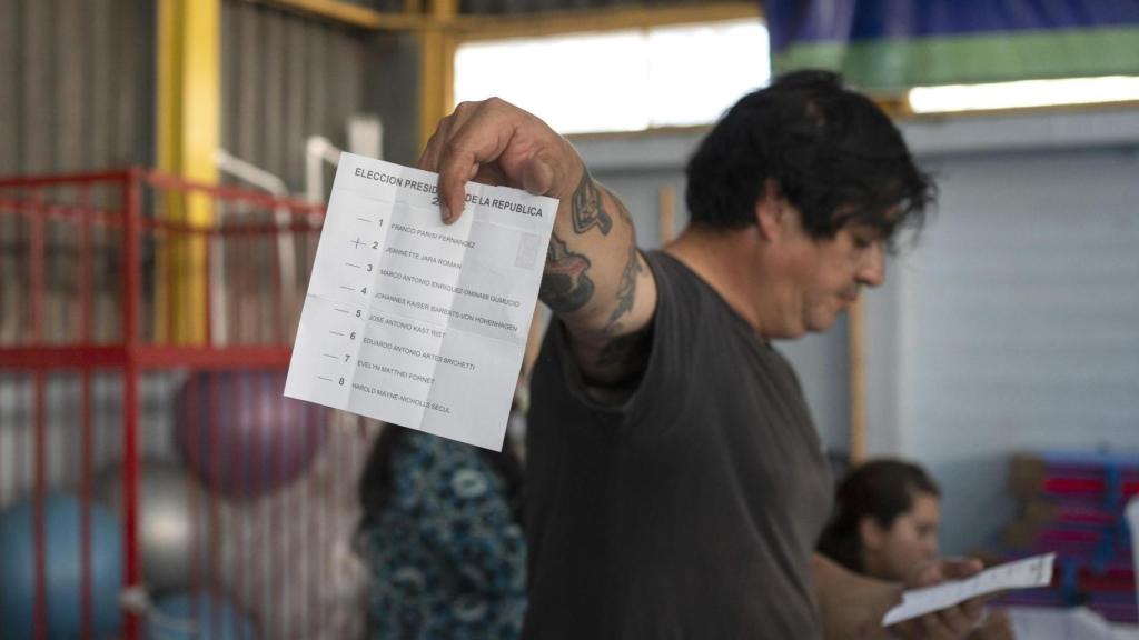 Un jurado electoral muestra un voto a favor de la candidata a la Presidencia de Chile por el partido Unidad por Chile, Jeannette Jara, este domingo en Valparaíso (Chile).