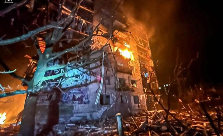 Tres muertos y 10 heridos, 3 de ellos niños, en un ataque ruso con misiles contra viviendas y una guardería en Járkov