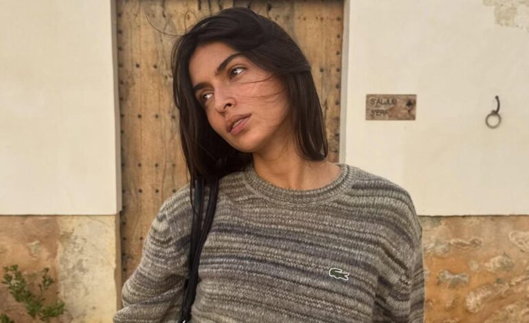 Hazte con el jersey de Lacoste de estilo masculino que Lucía Rivera ha añadido a su armario