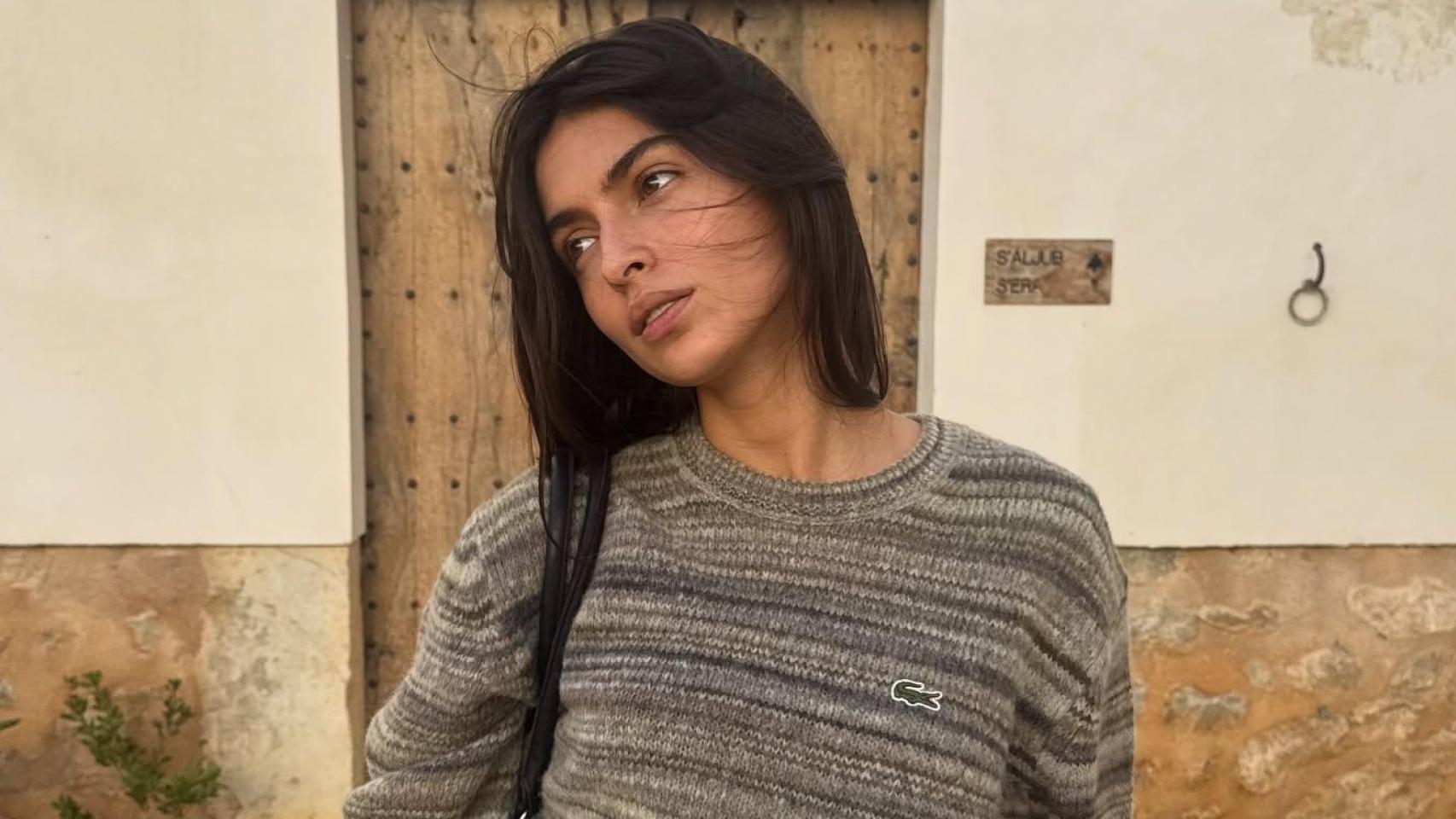 Hazte con el jersey de Lacoste de estilo masculino que Lucía Rivera ha añadido a su armario