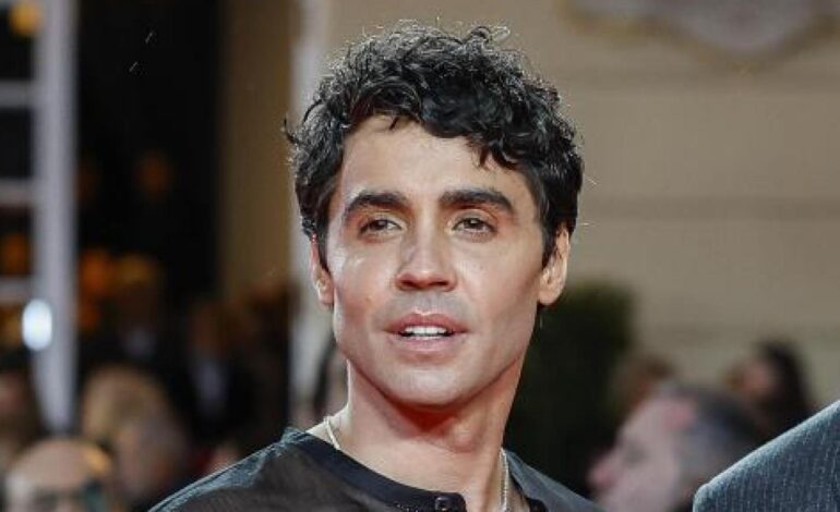 El plantón de Javier Ambrossi a la prensa en su primer acto público tras su separación de Javier Calvo