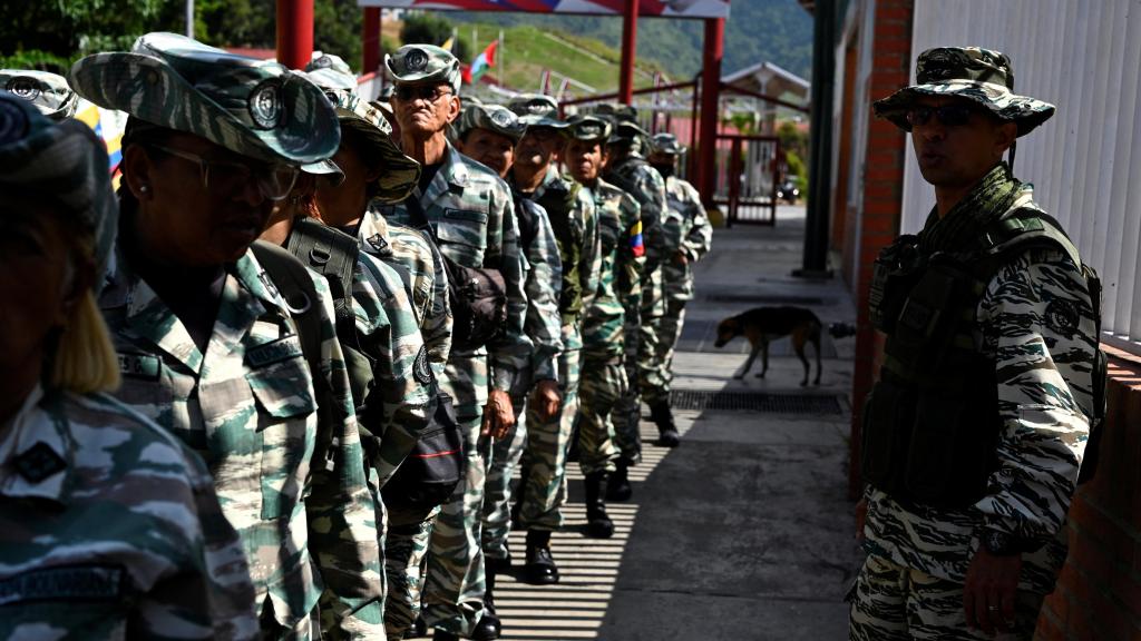 Militares venezolanos durante maniobras en Caracas.