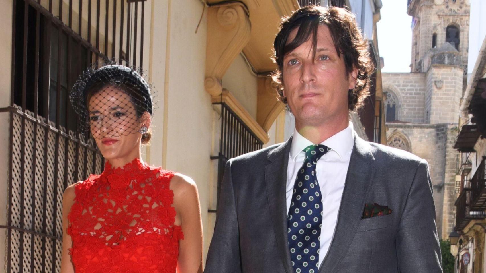 Luis Medina, el hijo menor de Naty Abascal, se ha casado en secreto con Clara Caruana tras dos años de discreto noviazgo