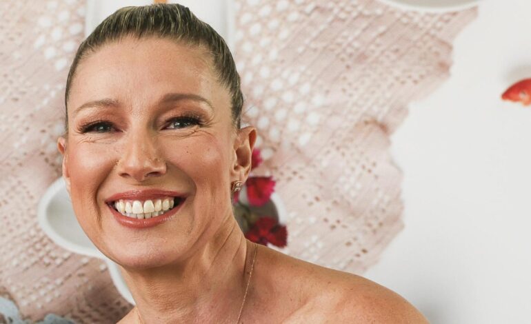 Anne Igartiburu luce la camisa rosa más bonita y que le pondrá la nota de color a tu look