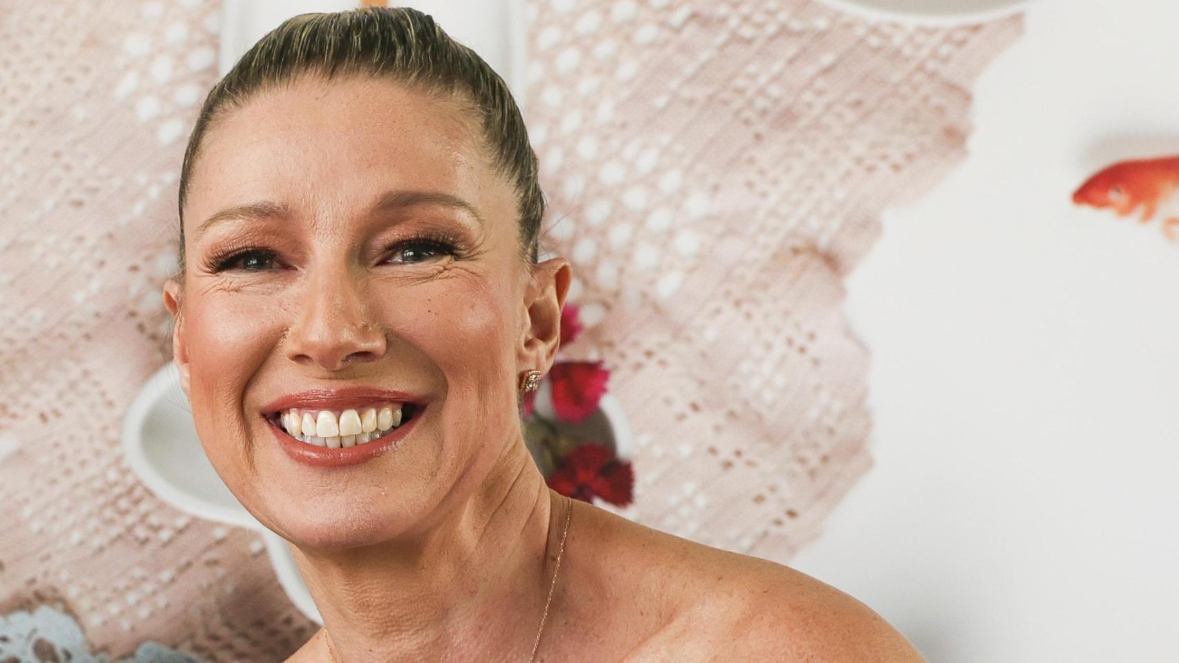 Anne Igartiburu luce la camisa rosa más bonita y que le pondrá la nota de color a tu look