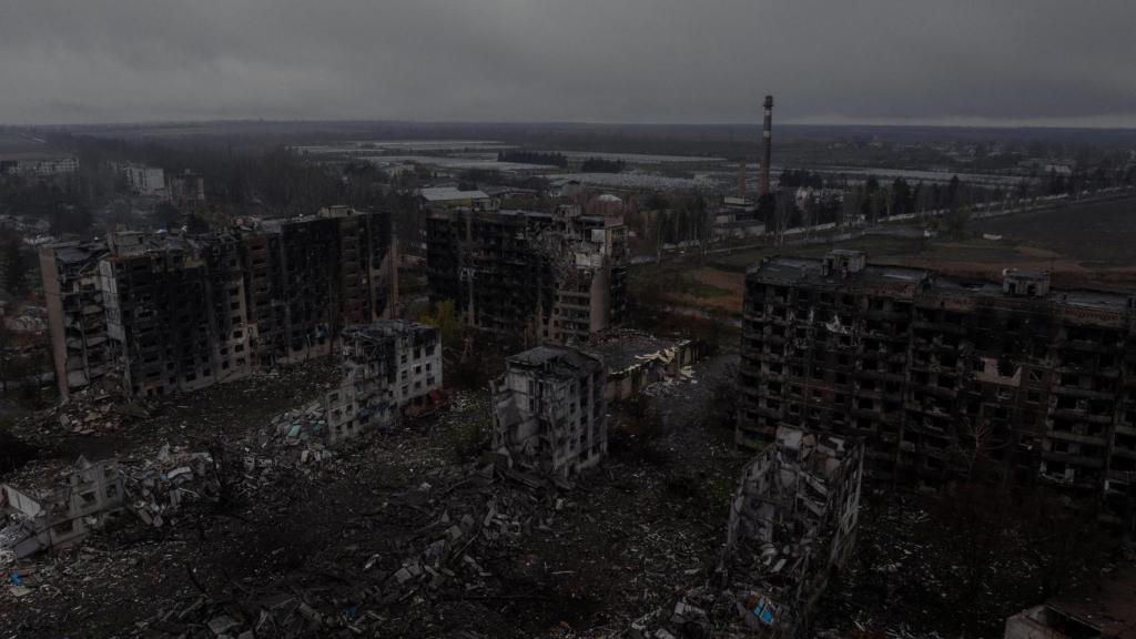 Vista aérea de edificios de apartamentos destruidos y dañados por ataques militares rusos en la ciudad fronteriza de Kostiantynivka, el 12 de noviembre.