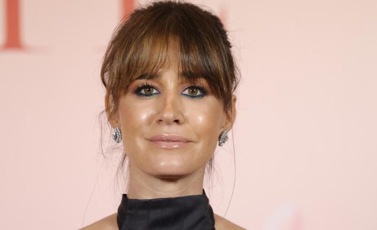 Isabel Jiménez combate el gélido frío de Madrid con un abrigo de pelo que está súper rebajado