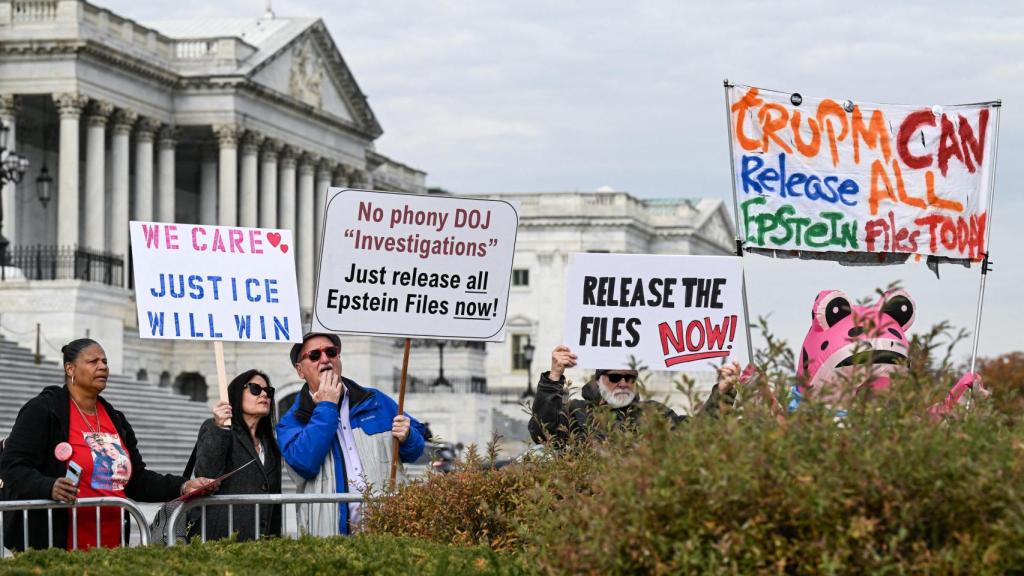 Manifestantes que exigen la liberación de los archivos de Epstein frente al Capitolio este martes antes de la votación en la Cámara de Representantes.