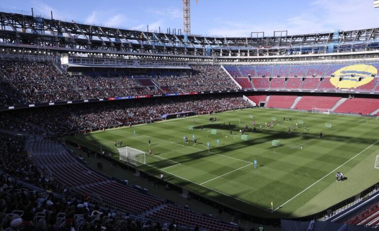 El Barça vuelve al Camp Nou tras un historial de retrasos con promesas falsas, denuncias y ante la urgencia económica