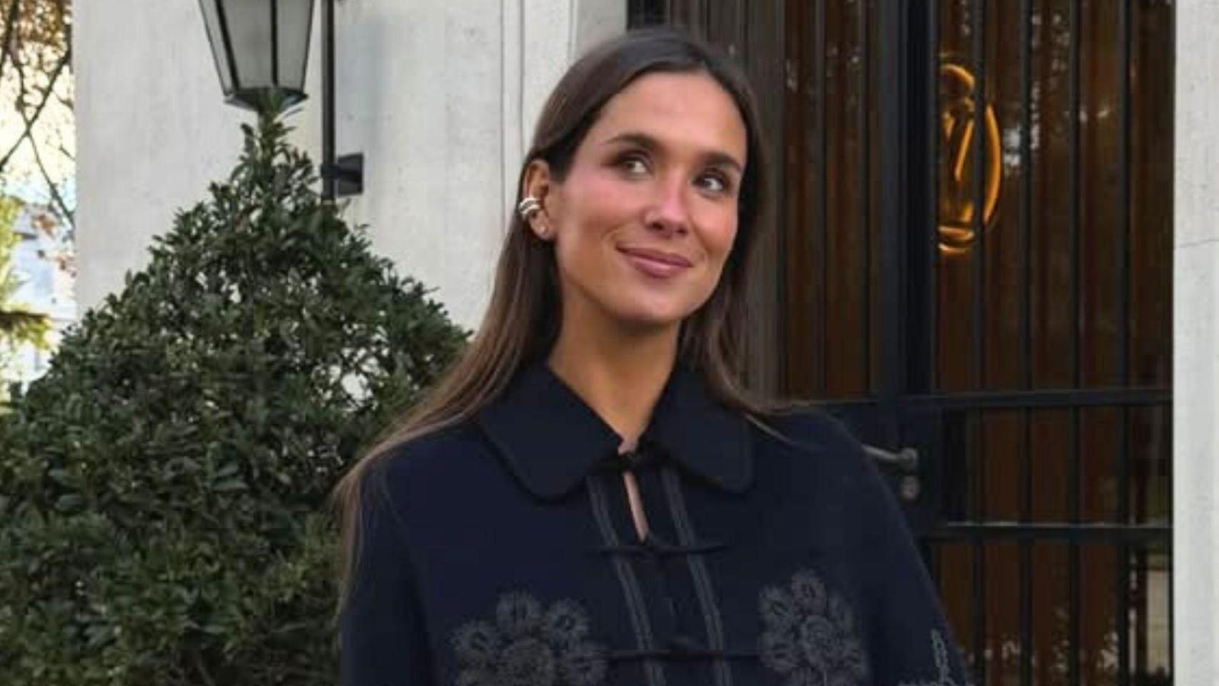 María Pombo lo sabe y lleva el abrigo que nunca pasa de moda