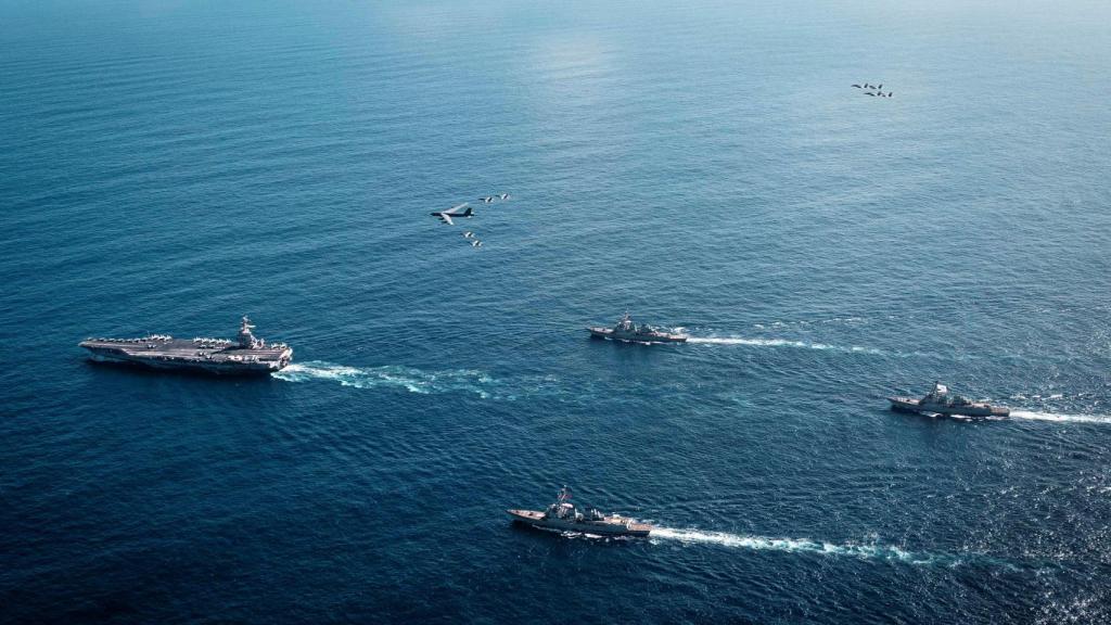 El estadounidense Gerald R. Ford Carrier Strike Group, compuesto por el buque insignia USS Gerald R. Ford, USS Winston S. Churchill, USS Mahan y USS Bainbridge, navega por el Caribe escoltado por varios cazas y un bombardero B-52.