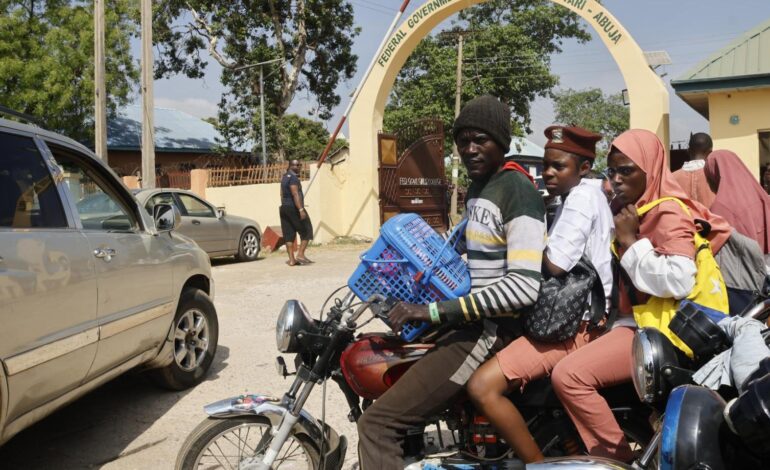 Escapan 50 de los más de 300 estudiantes secuestrados de una escuela católica en Nigeria: hay 12 profesores retenidos