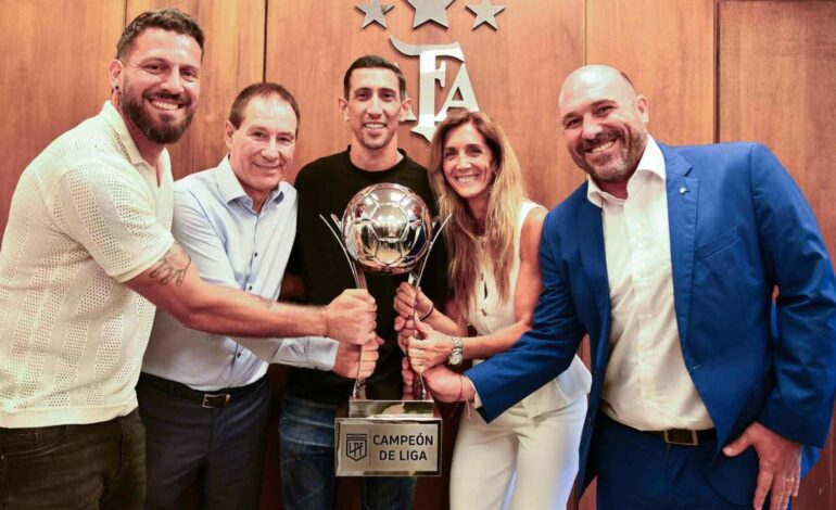 Es campeón mundial junto a Lionel Messi y jugó en Real Madrid, pero nadie da crédito al torneo que ganó en una oficina