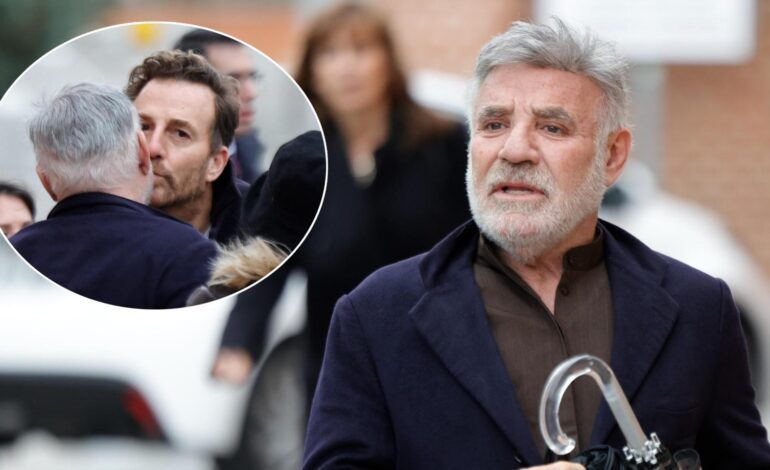 Joaquín Torres, destrozado y arropado por su exmarido, Raúl Prieto, llega al tanatorio para despedir a su padre