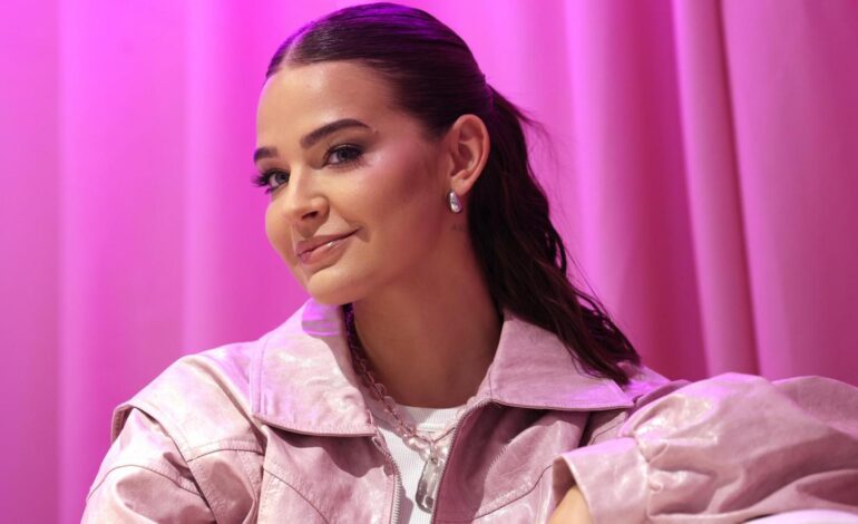 Imágenes del día: Laura Escanes comparte un espectacular posado en una playa de Brasil y todos se fijan en lo mismo