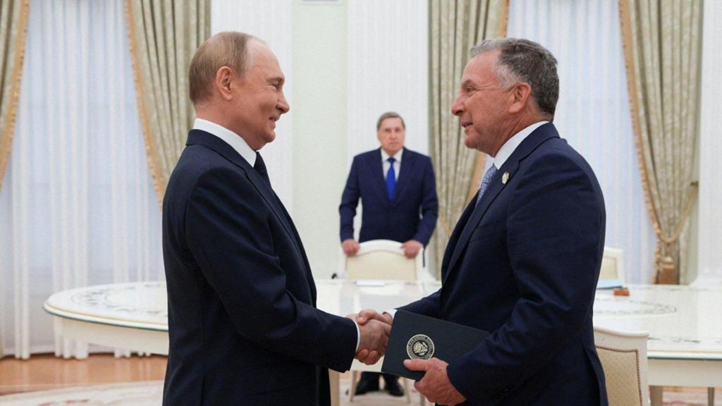 El presidente ruso Vladimir Putin recibe al enviado del presidente estadounidense Donald Trump, Steve Witkoff, durante una reunión en Moscú el 6 de agosto.