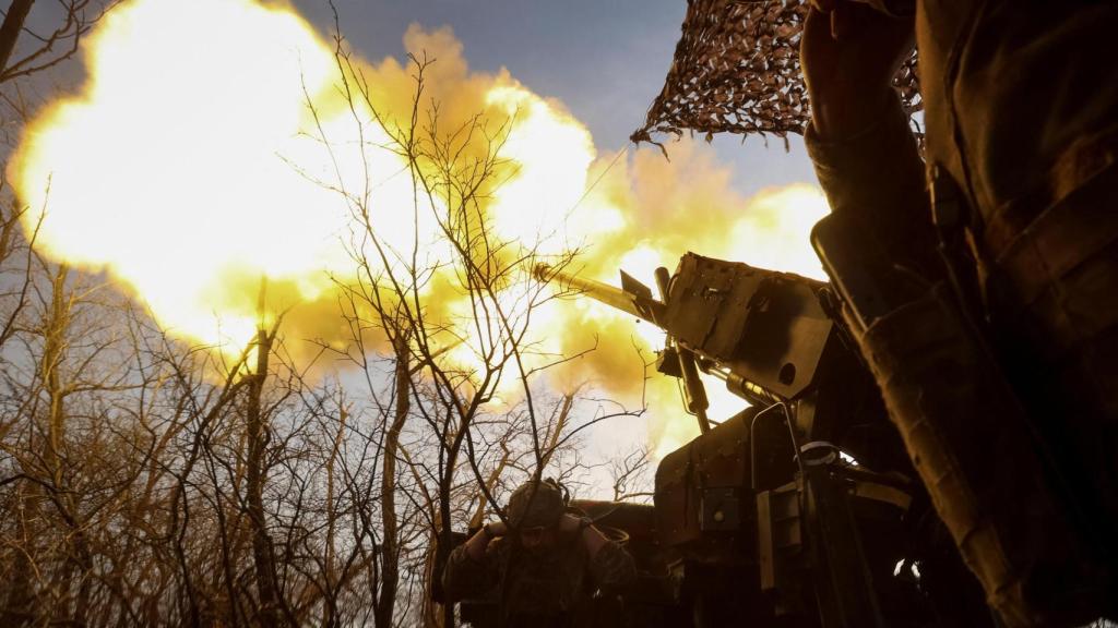 Soldados ucranianos disparan un obús autopropulsado contra las tropas rusas cerca de la ciudad de Pokrovsk, en primera línea.