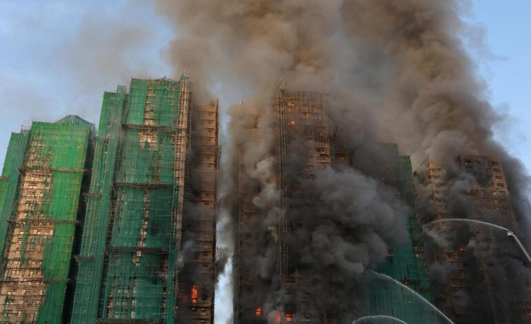 Al menos cuatro muertos en un espectacular incendio en varios rascacielos de Hong Kong: hay varias personas atrapadas