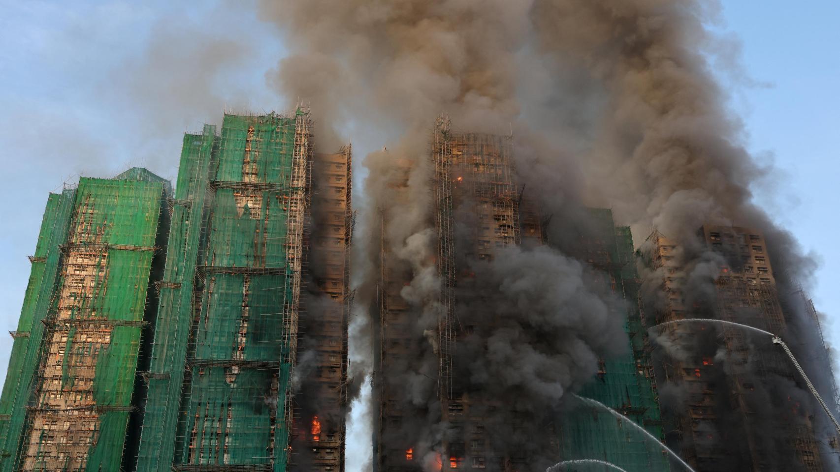 Al menos cuatro muertos en un espectacular incendio en varios rascacielos de Hong Kong: hay varias personas atrapadas