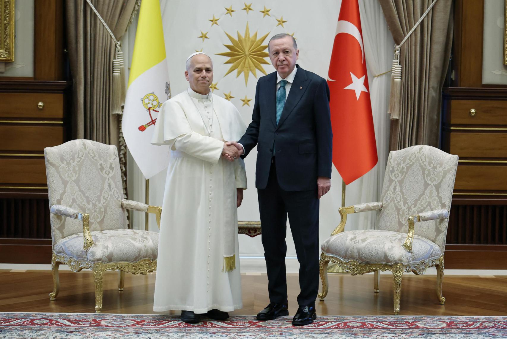 Otro momento del encuentro entre León XIV y Recep Tayyip Erdogan.