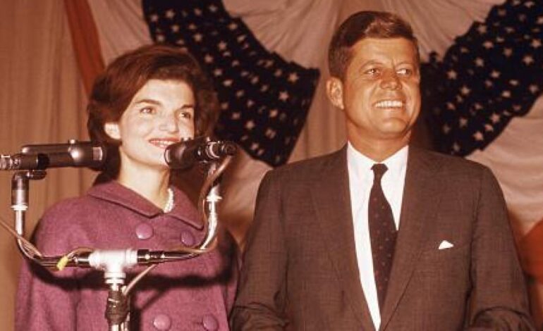 El histórico abrigo violeta que Jacqueline Kennedy vistió la noche que su marido ganó las elecciones sale a subasta