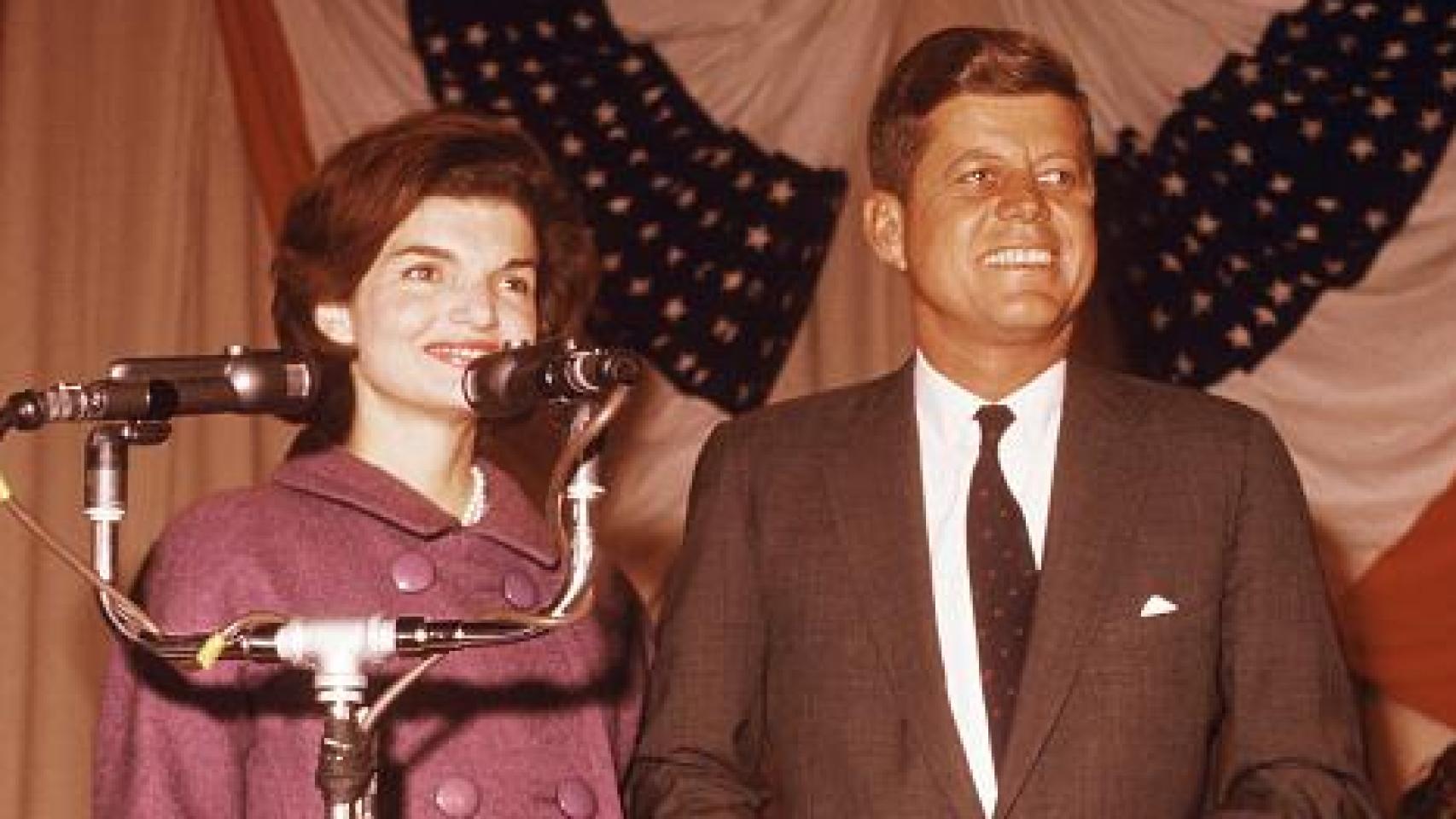 El histórico abrigo violeta que Jacqueline Kennedy vistió la noche que su marido ganó las elecciones sale a subasta