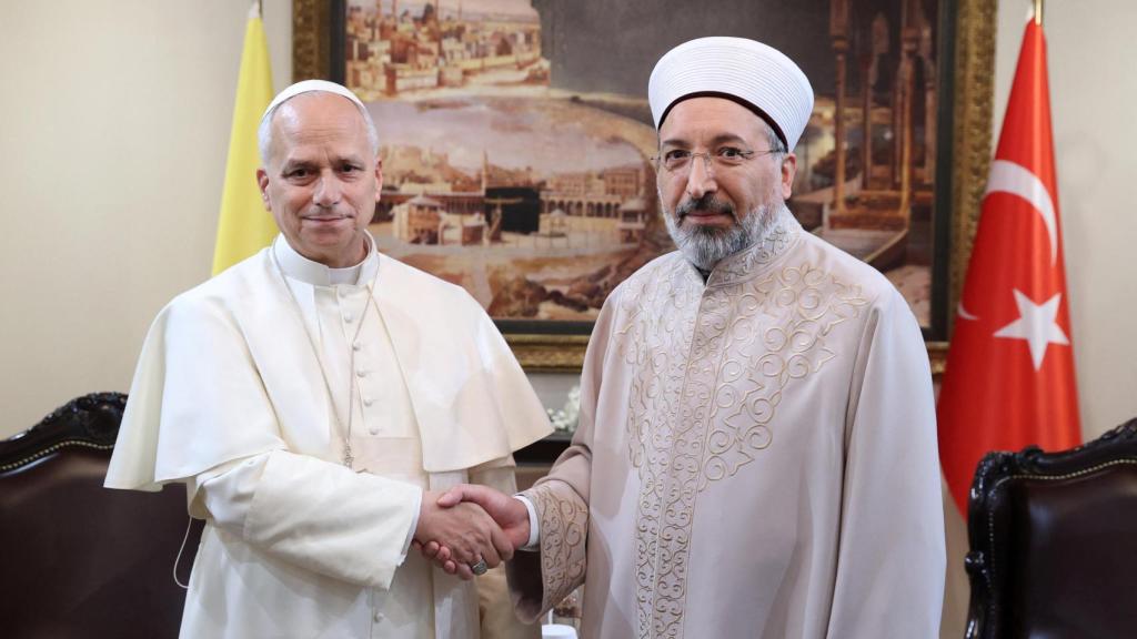 El Papa León XIV se reúne con Safi Arpagus, director de la Dirección de Asuntos Religiosos de Turquía, durante su primer viaje apostólico a Ankara.