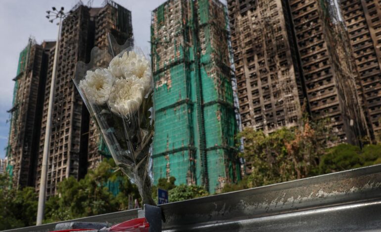 Las alarmas de incendio de los rascacielos arrasados por el fuego en Hong Kong no funcionaban: hay 128 muertos