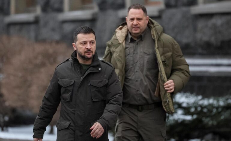 Zelenski anuncia la dimisión de su mano derecha y principal negociador salpicado por el escándalo de las mordidas