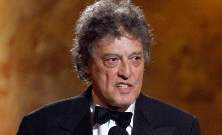Muere Tom Stoppard a los 88 años, el dramaturgo y guionista británico que deslumbró con su gimnasia verbal
