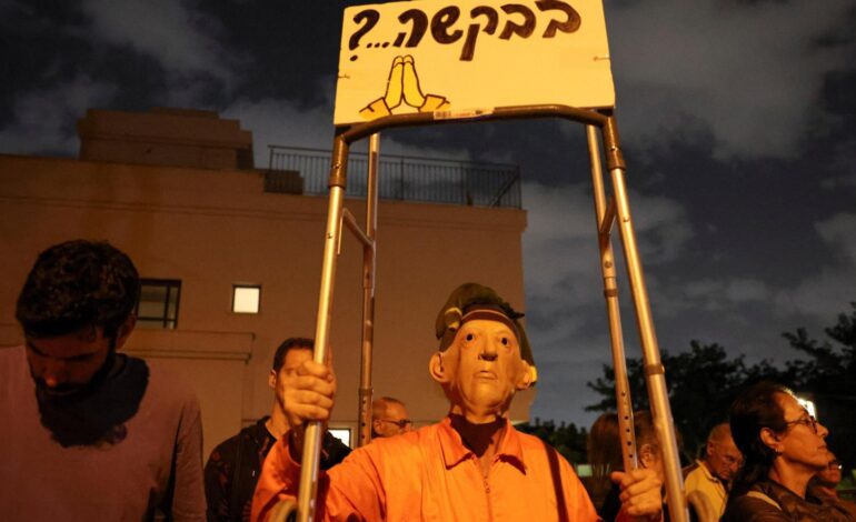 Decenas de personas se manifiestan frente a la casa del presidente israelí ante un posible indulto a Netanyahu