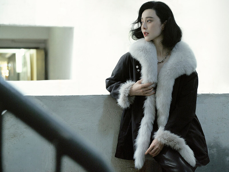 Chaqueta y falda, de Peacebird; collar, de Tiffany & Co.